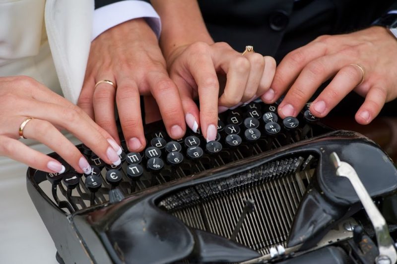 Le mani scrivono sulla macchina da scrivere